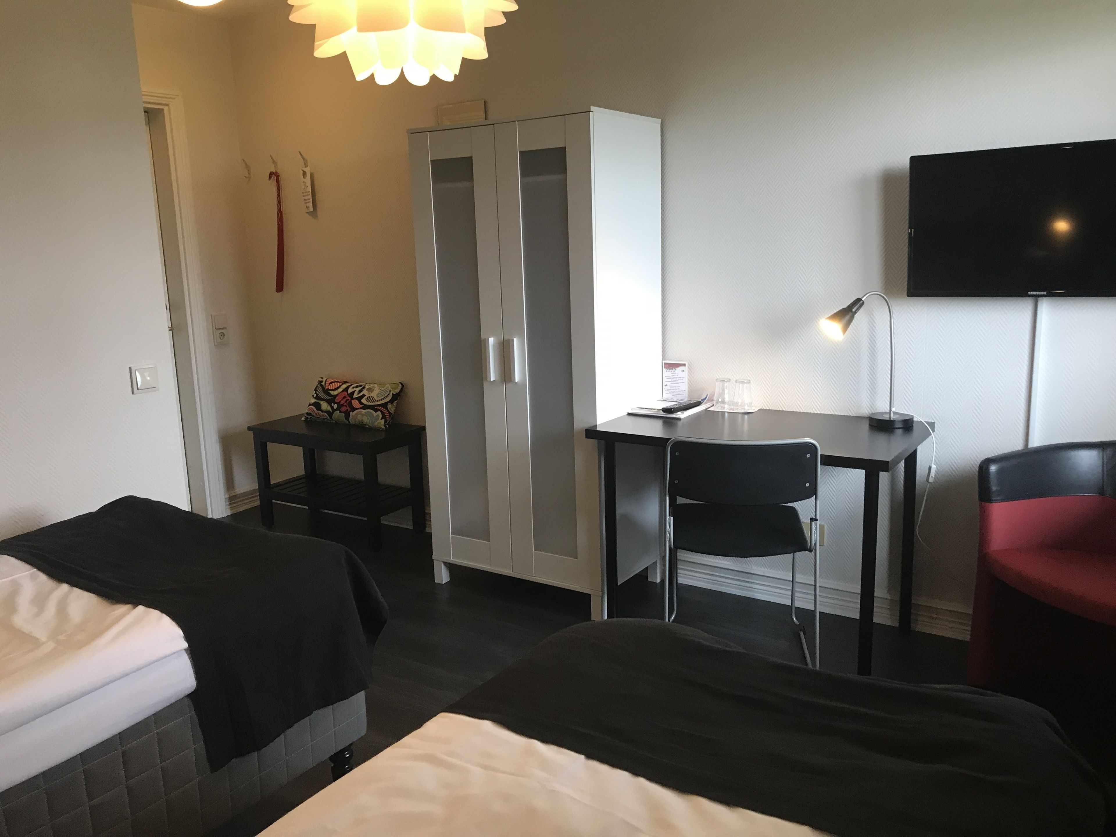 Skrivbord, strykjärn/strykbräda, gratis barnsängar och extrasängar