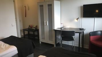 Skrivbord, strykjärn/strykbräda, gratis barnsängar och extrasängar