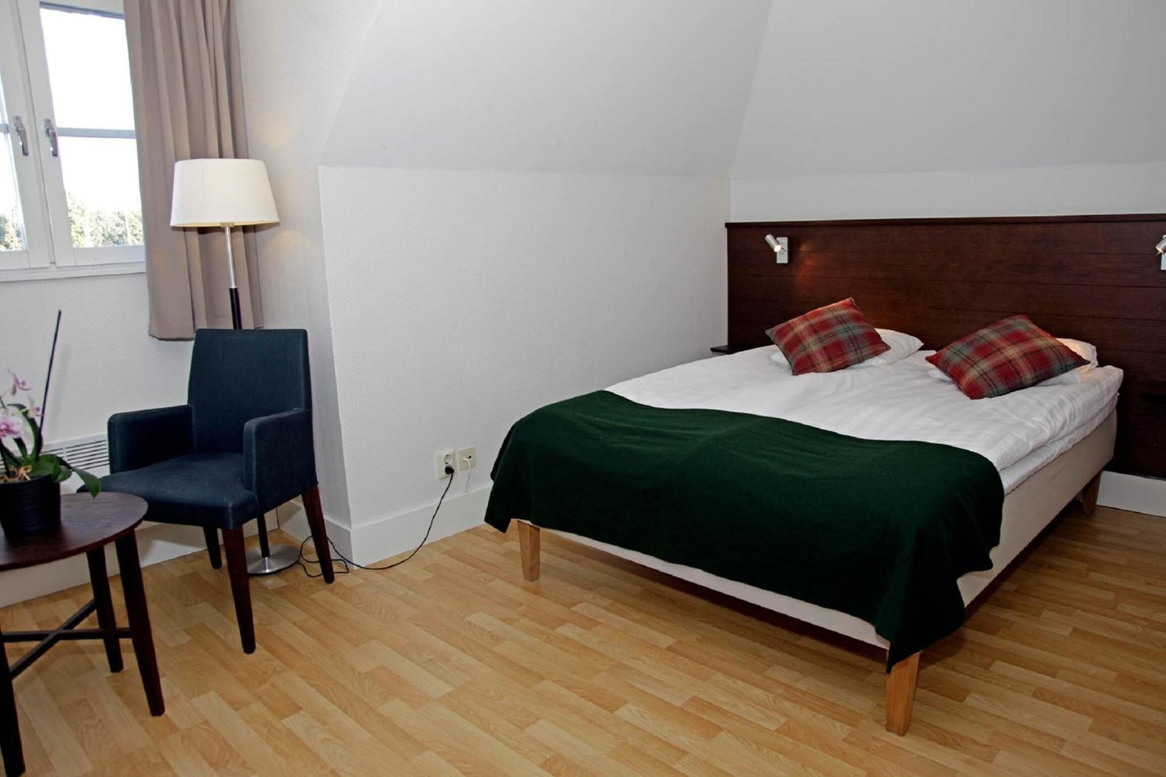 Escritorio, tabla de planchar con plancha y cunas gratuitas 