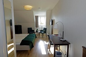 Skrivebord, strykejern/-brett og barnesenger (inkludert)