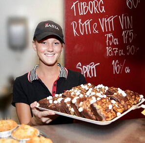 2 restaurants, serveren ontbijt, lunch, diner, lokale gerechten