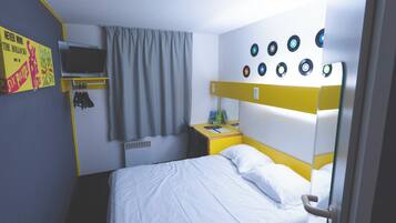 Skrivebord, strykejern/-brett, wi-fi (inkludert) og sengetøy