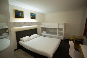 Family Room | Desk, iron/ironing board, free WiFi, bed sheets - Hôtel Quick Palace Tours (Tours)