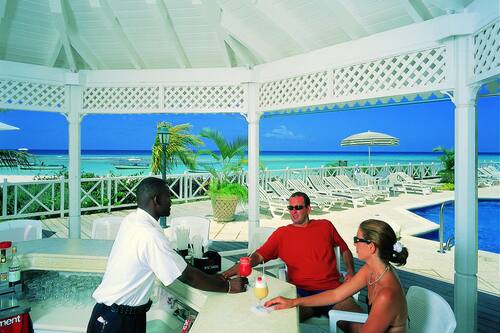 Bar en bord de piscine