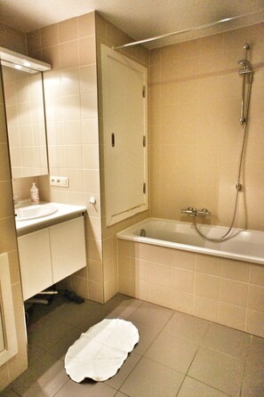 Standard Apartment, 1 Bedroom | Bathroom