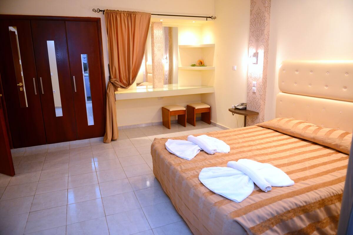 Superior Apartment | Cribs (free), WiFi (free), bed sheets
