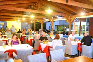 Petit déjeuner, déjeuner et dîner servis sur place