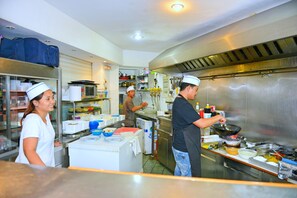 Petit déjeuner, déjeuner et dîner servis sur place
