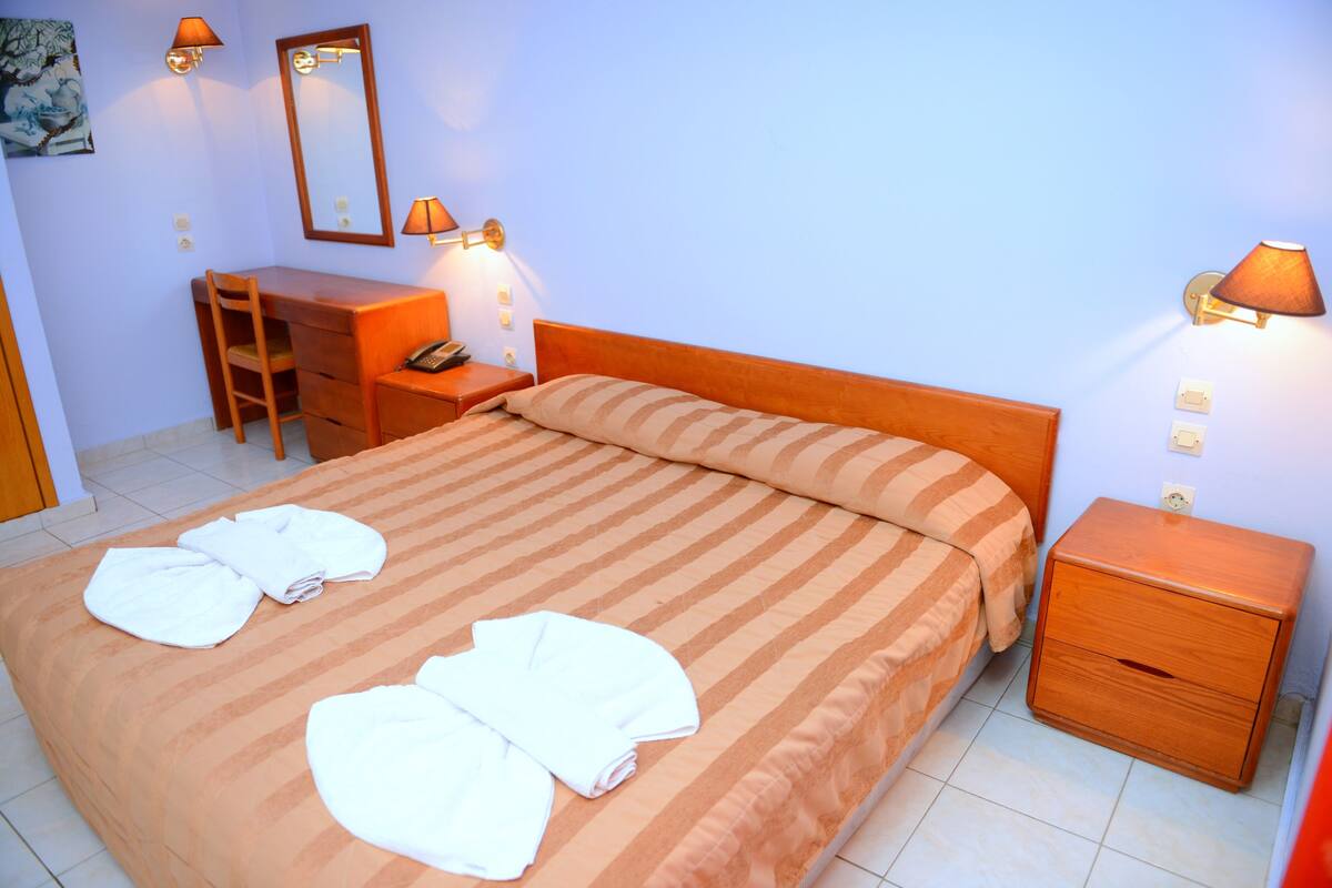 Apartment | Cribs (free), WiFi (free), bed sheets