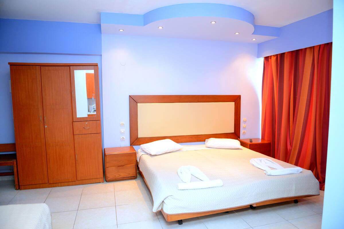 Studio | Cribs (free), WiFi (free), bed sheets
