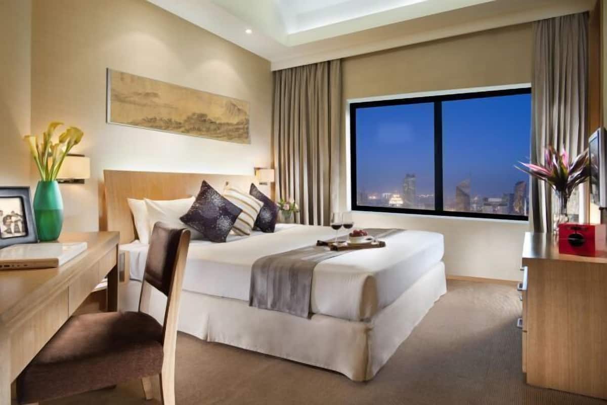 2 bedrooms, in-room safe, desk, blackout drapes
