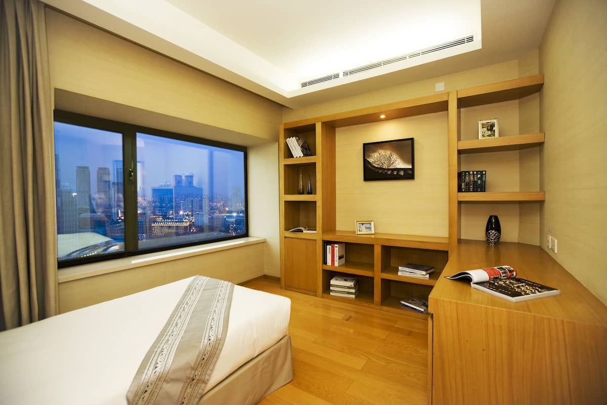 2 bedrooms, in-room safe, desk, blackout drapes