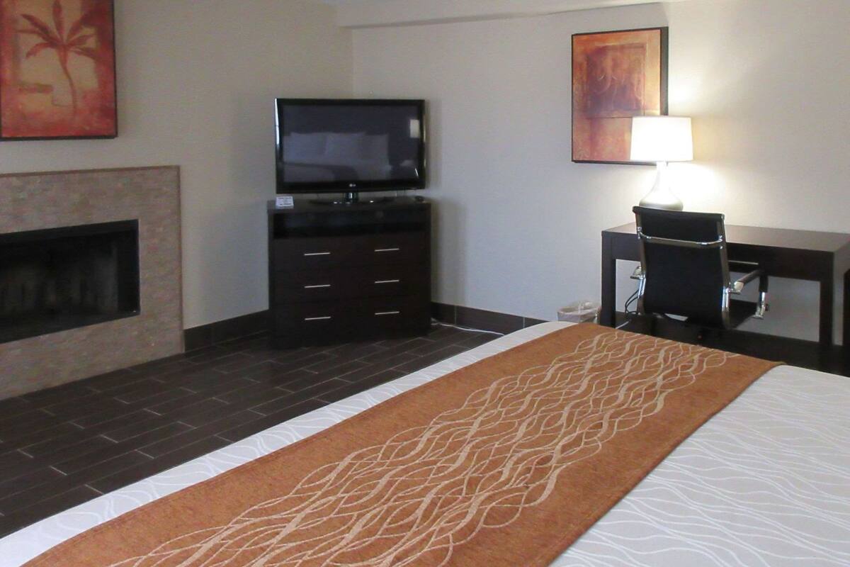 Desk, laptop workspace, soundproofing, free WiFi