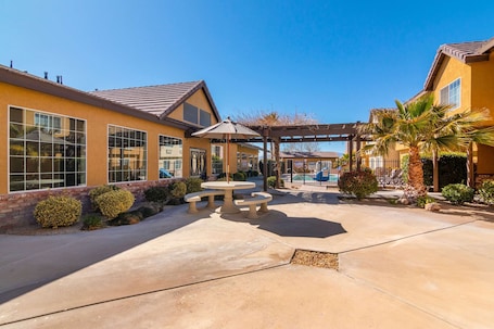 Outdoor pool, open 6 AM to 10 PM, pool umbrellas, sun loungers. Comfort Inn & Suites Mojave