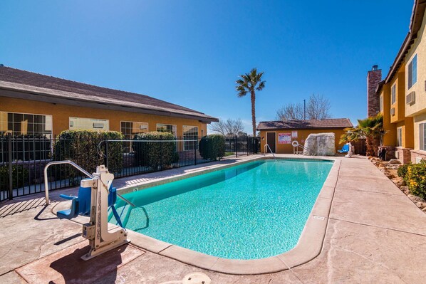 حمّام سباحة خارجي، مظلات على حمّام السباحة، مقاعد للتشمس