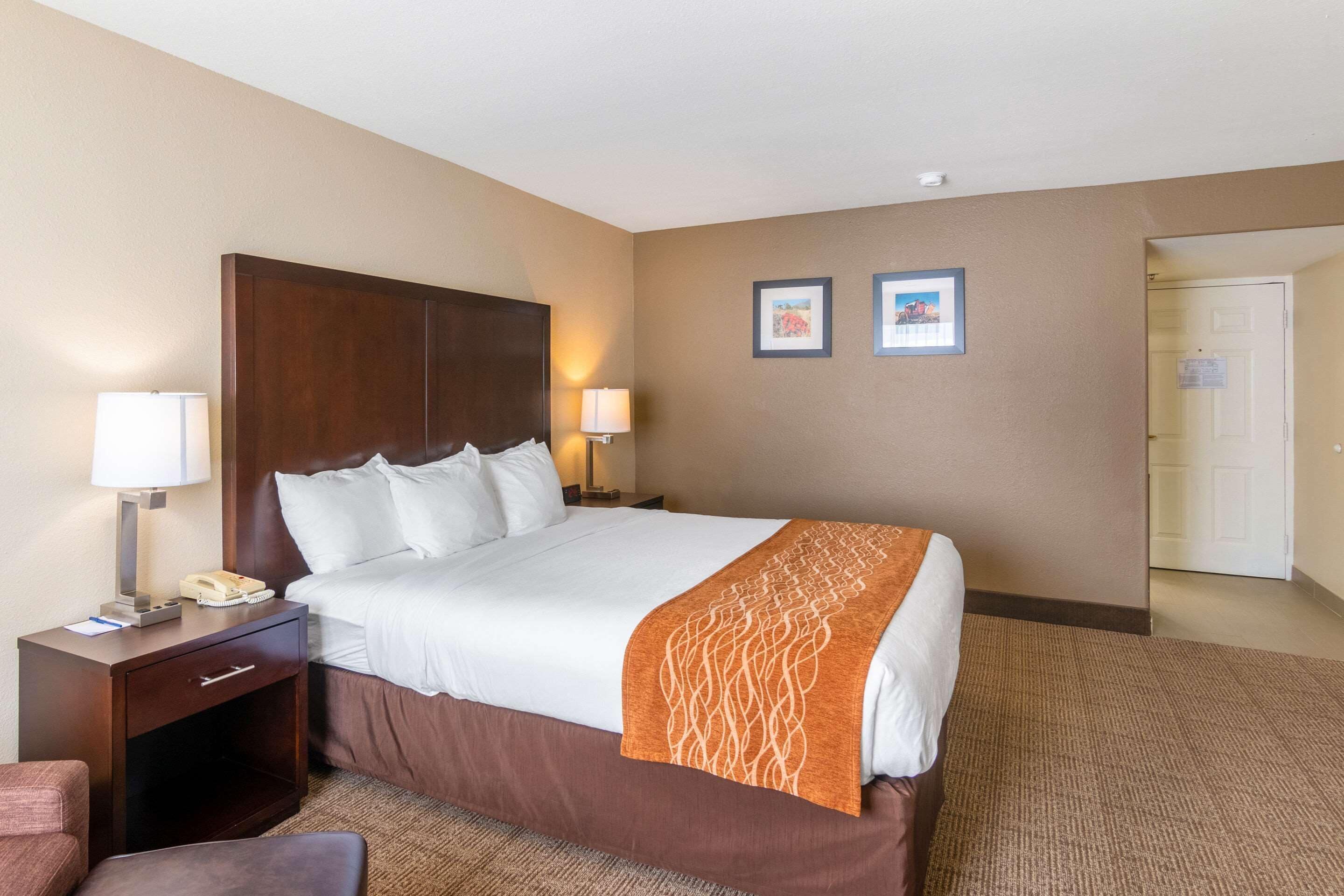 desk, laptop workspace, soundproofing, free wifi