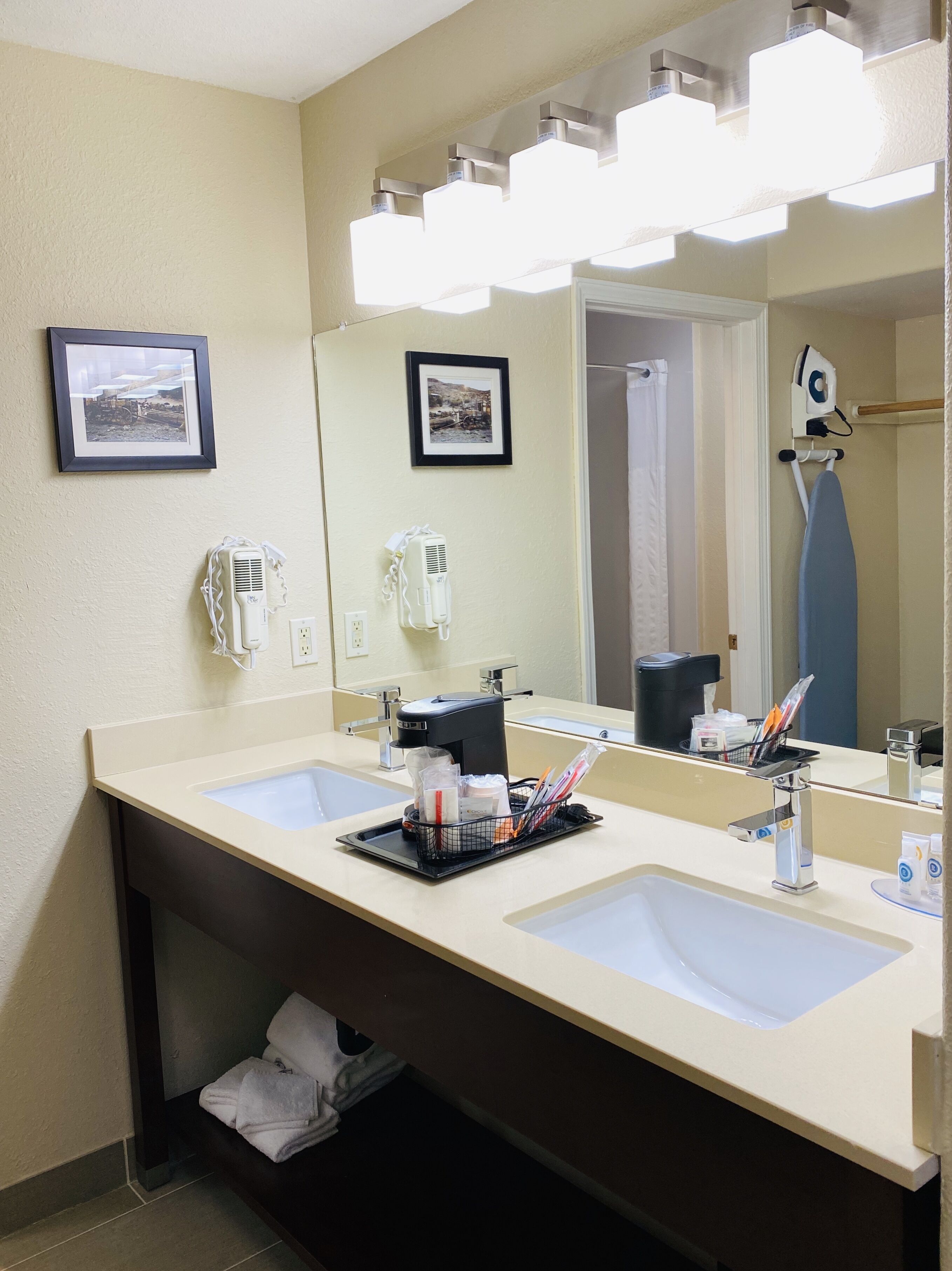 combined shower/bathtub, hair dryer, towels