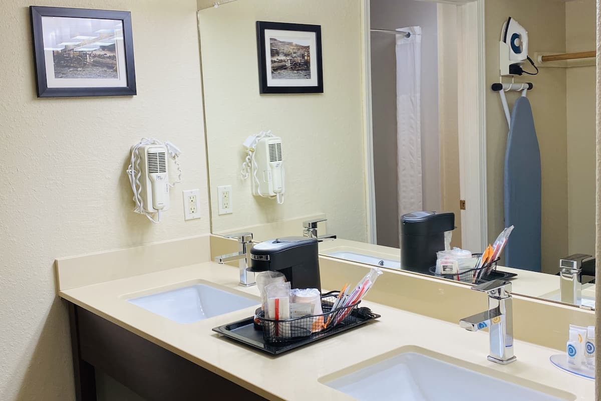 combined shower/bathtub, hair dryer, towels