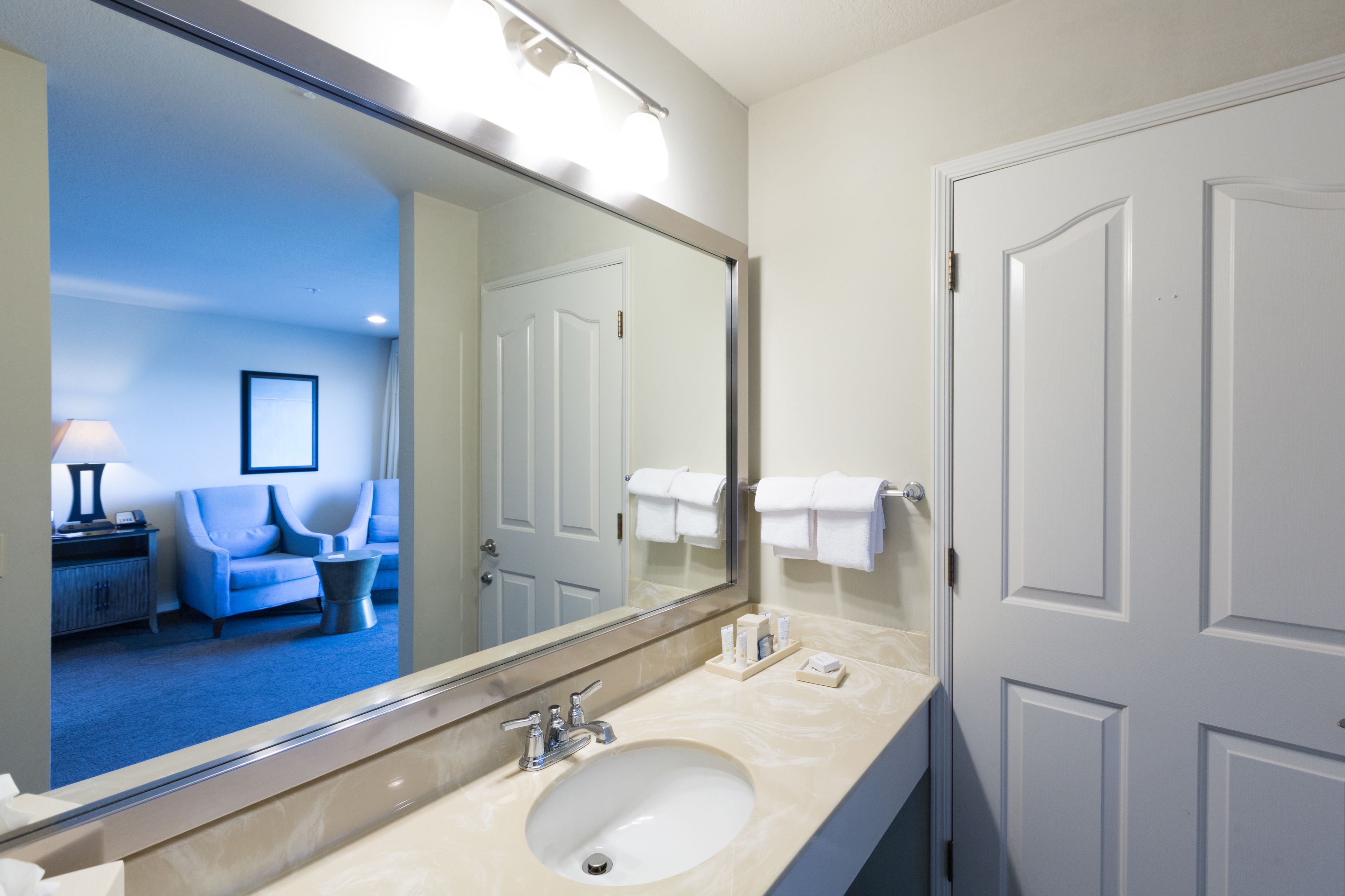 deluxe room, 1 king bed, partial ocean view | bathroom sink