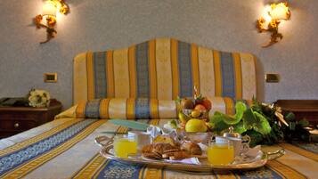 Quarto casal clássico | Frigobar, cofres nos quartos, individualmente decorados