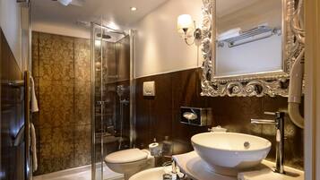 Quarto família | Banheiro | Chuveiro, produtos de toalete grátis, secador de cabelo, bidê