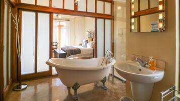 Standard Apartment, 2 Bedrooms | Bathroom | Hair dryer, towels