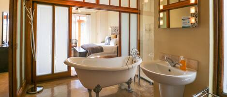 Standard Apartment, 2 Bedrooms | Bathroom | Hair dryer, towels