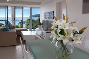 Sub Penthouse Oceanview | In-room dining - Vision Apartments (Cairns)