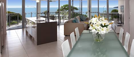 Loftsleilighet, havutsikt | Oppholdsrom | En 42-tommers LCD-TV med digitale kanaler samt TV og DVD-spiller