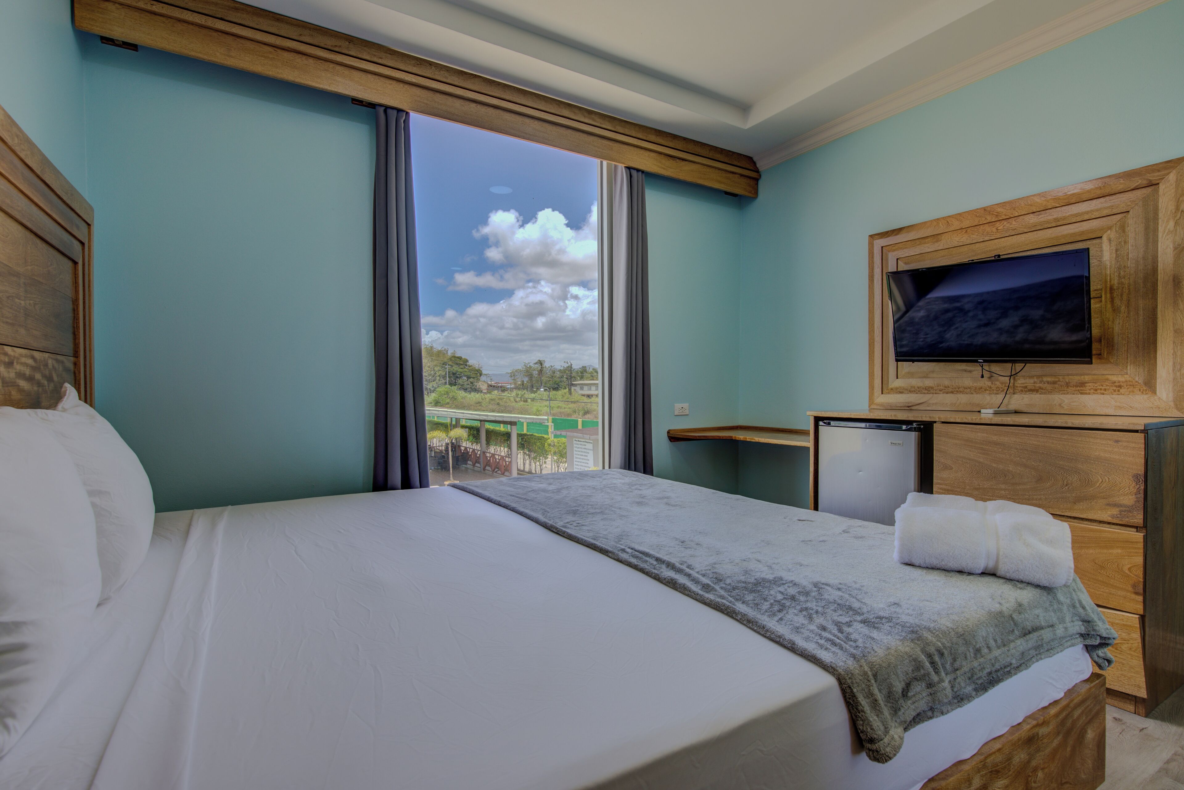 premium bedding, pillow-top beds, in-room safe, desk