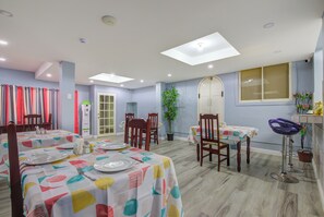 Desayuno a la carta diario (USD 10 por persona)