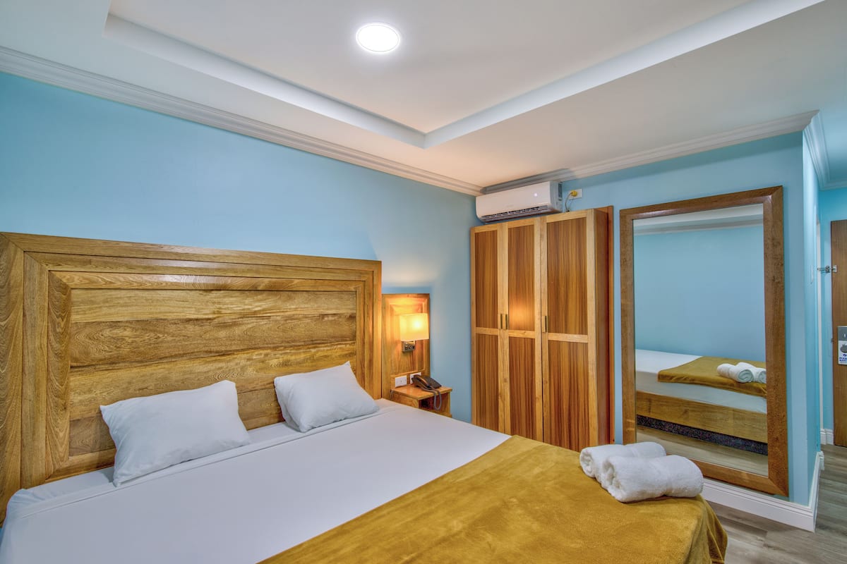 Single Room, Non Smoking | Premium bedding, pillowtop beds, in-room safe, desk