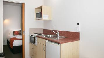 Mini-frigorifero, microonde, macchina per tè/caffè, bollitore elettrico