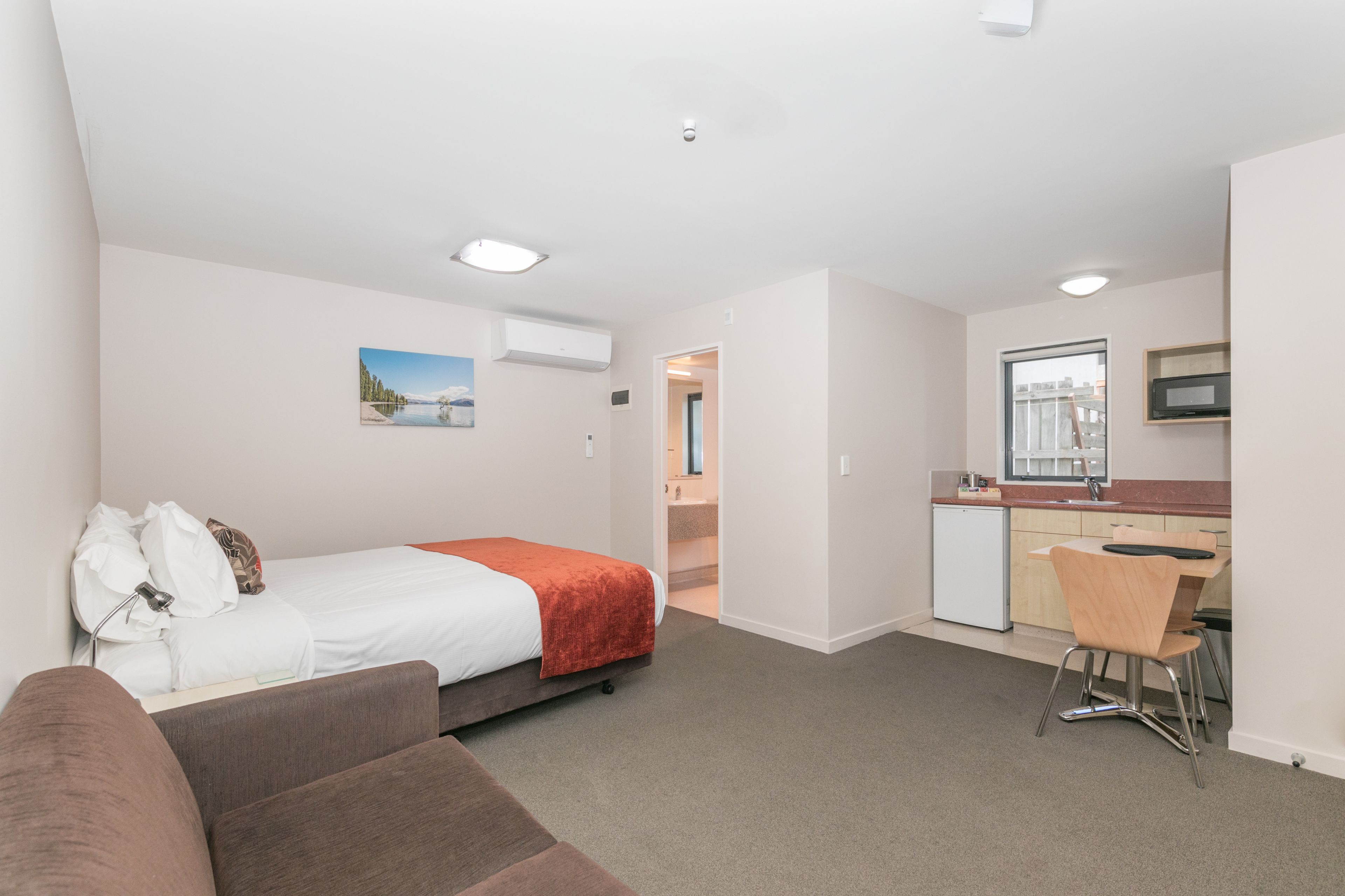 ซูพีเรียสตูิดิโอ, เตียงคิงไซส์ 1 เตียง | เครื่องนอนระดับพรีเมียม, โต๊ะทำงาน, ผ้าม่านกันแสง, ห้องเก็บเสียง