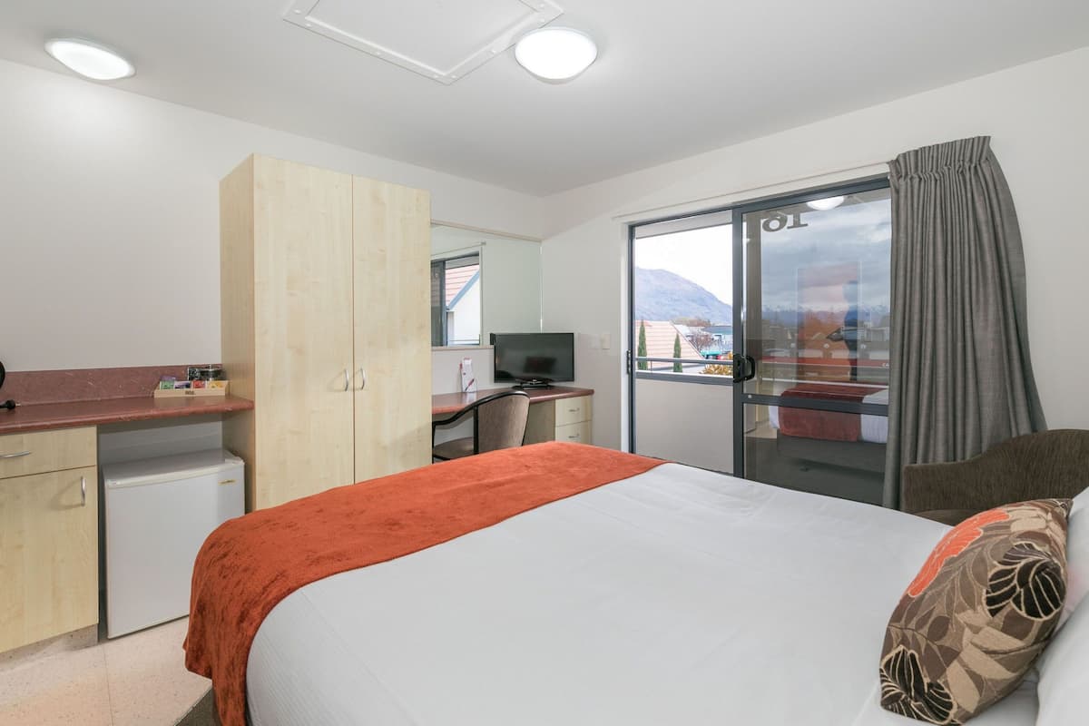 Eenvoudige studio, 1 queensize bed | Luxe beddengoed, een bureau, verduisterende gordijnen