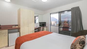 Studio cơ bản, 1 giường cỡ queen | Bộ đồ giường cao cấp, bàn, màn/rèm cản sáng, phòng cách âm