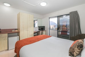 Compact Studio, 1 Queen Bed | Premium bedding, desk, blackout curtains, soundproofing - Bella Vista Motel Wanaka (Wanaka)
