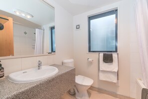 Superior-Studio, 1 King-Bett | Badezimmer | Dusche, umweltfreundliche Kosmetikartikel, Haartrockner, Handtücher