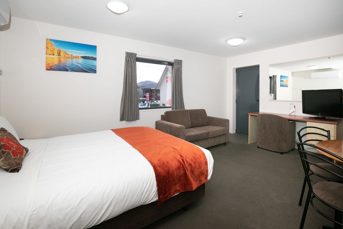 Luxe beddengoed, een bureau, verduisterende gordijnen
