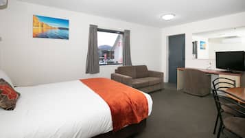 Ylelliset vuodevaatteet, työpöytä, pimennysverhot, äänieristys