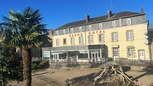 A building labeled 'Grand Hotel' with a restaurant on the ground floor. - Grand Hotel (Mayenne)