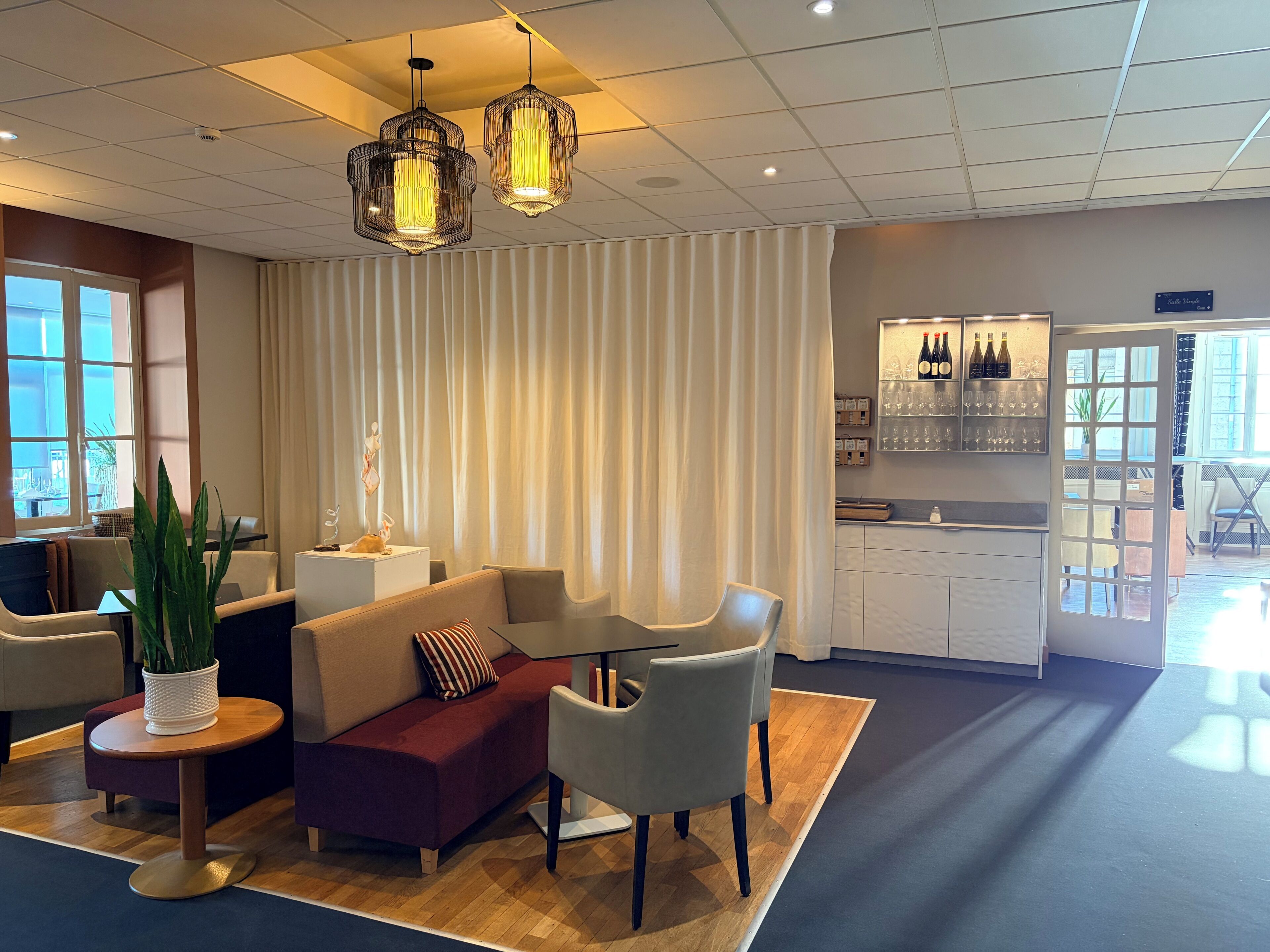 Serveert ontbijt, lunch en diner