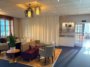 Breakfast, lunch and dinner served