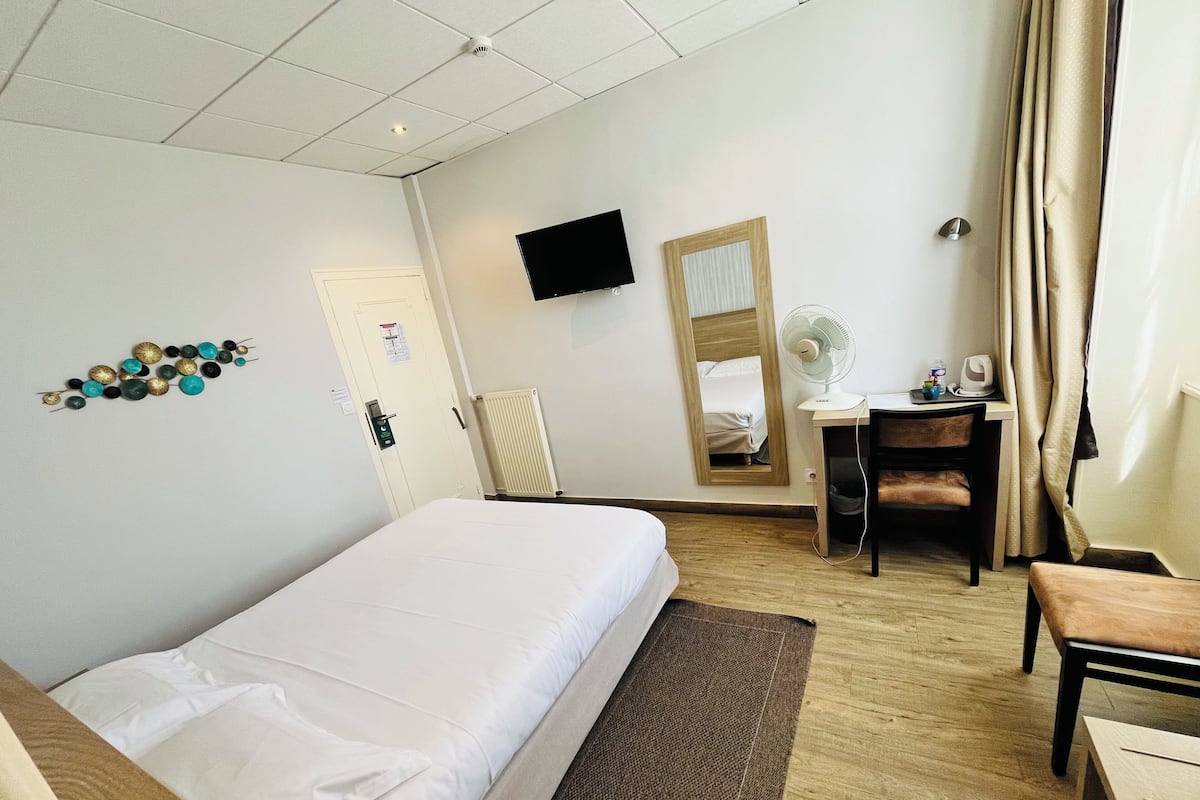 Comfort tweepersoonskamer | Luxe beddengoed, pillowtop-bedden, een bureau, verduisterende gordijnen