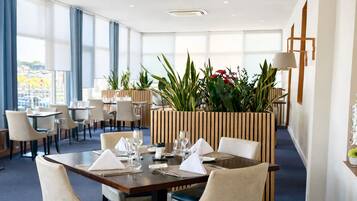 Serveert ontbijt, lunch en diner