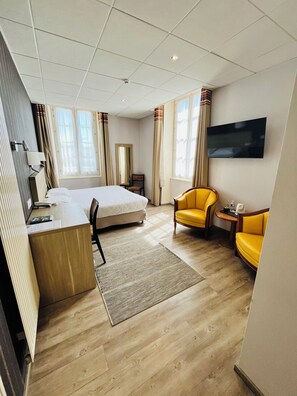 Habitación doble superior | Ropa de cama de alta calidad, camas con pillow-top y escritorio