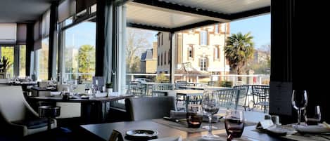 Colazione a buffet, servita tutte le mattine (13.5 EUR a persona)