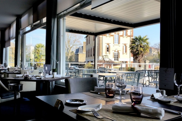 Sarapan bufet setiap hari (EUR 13.5 seorang)