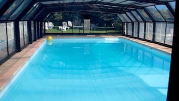 Piscina coperta, piscina stagionale all'aperto, lettini