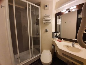 Shower, rainfall showerhead, eco-friendly toiletries, hair dryer - Enzo Hotels Cannes Ecluse by Kyriad Direct (Cannes-Ecluse)
